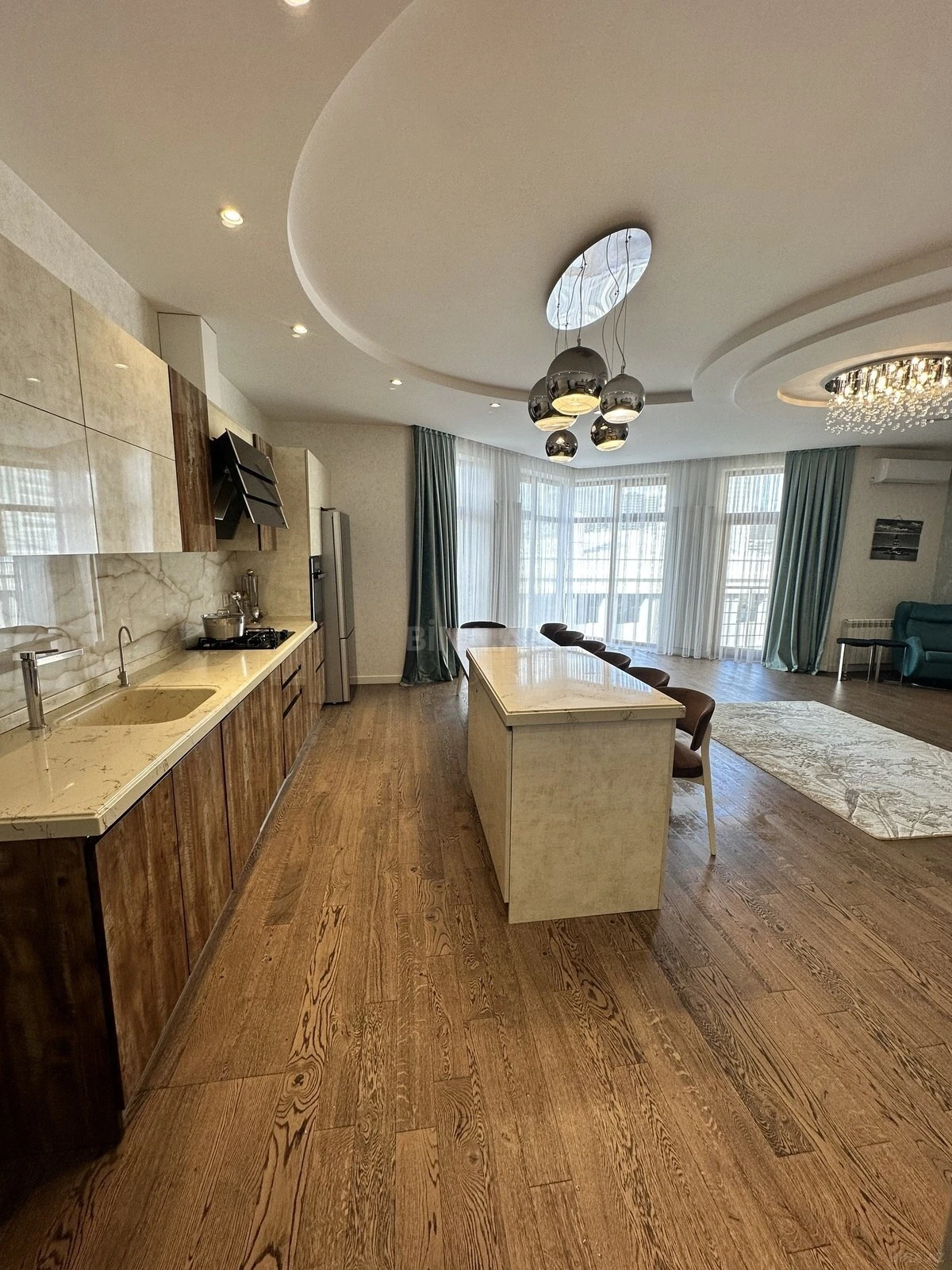 Satılır 5 otaqlı mənzil 210 m²