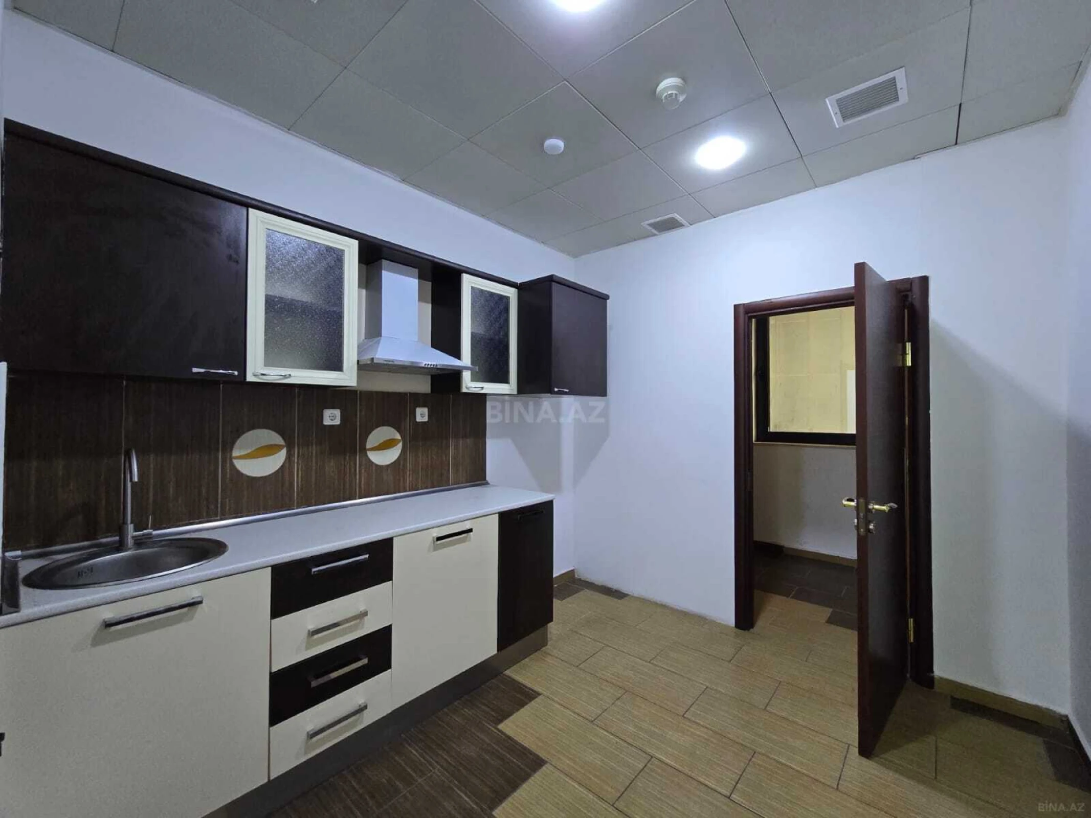 Kirayə verilir 3 otaqlı ofis 122 m²