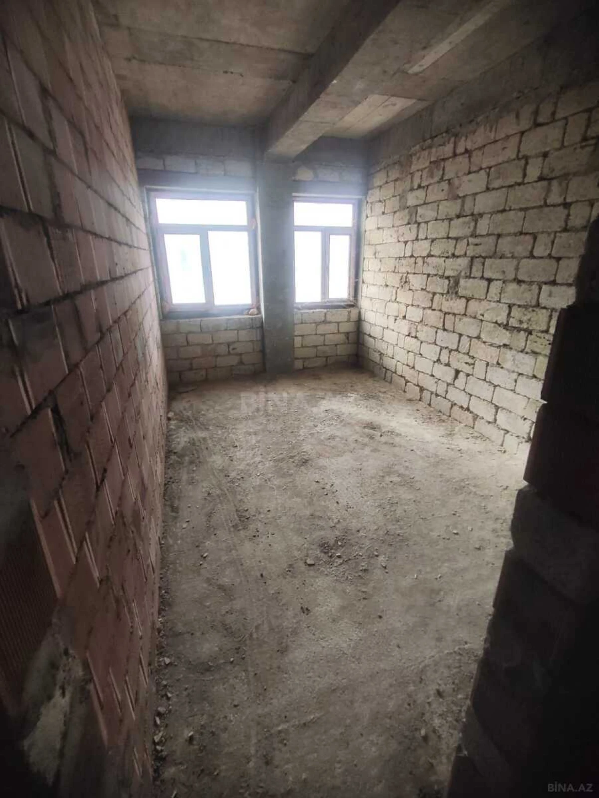 Satılır 4 otaqlı mənzil 205 m²