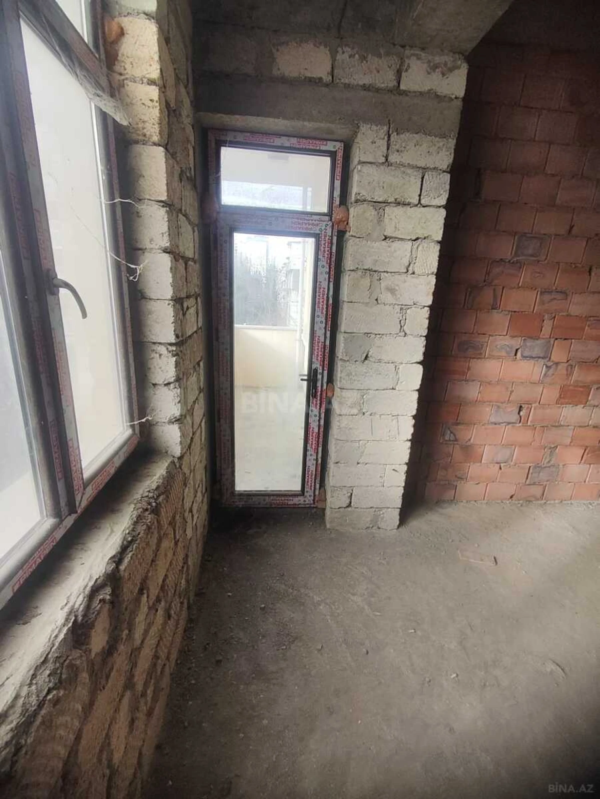 Satılır 4 otaqlı mənzil 205 m²