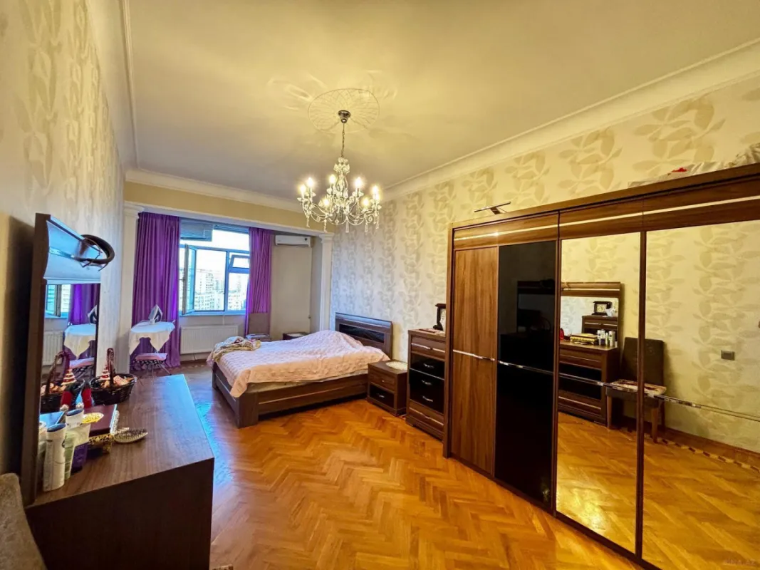 Satılır 3 otaqlı mənzil 167.7 m²