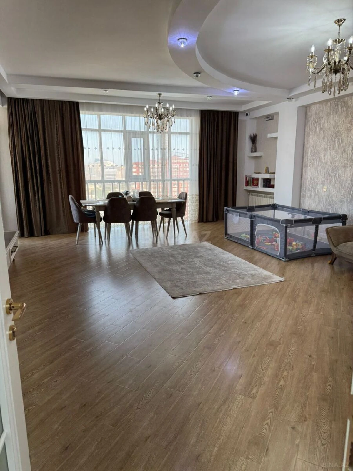Satılır 4 otaqlı mənzil 184 m²