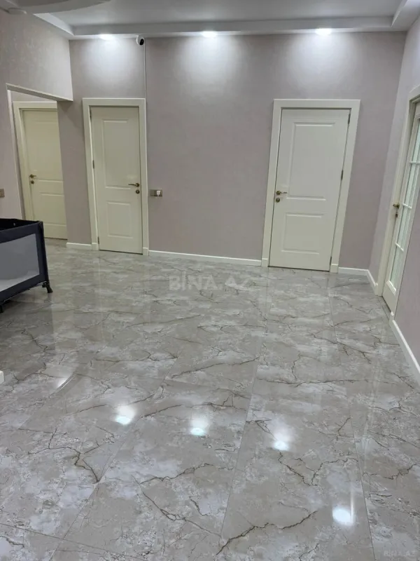 Satılır 4 otaqlı mənzil 184 m²