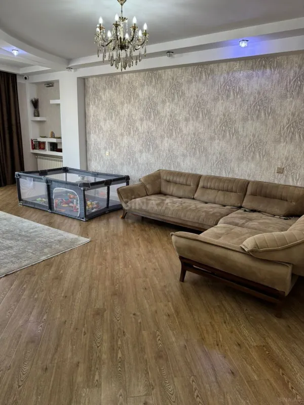 Satılır 4 otaqlı mənzil 184 m²