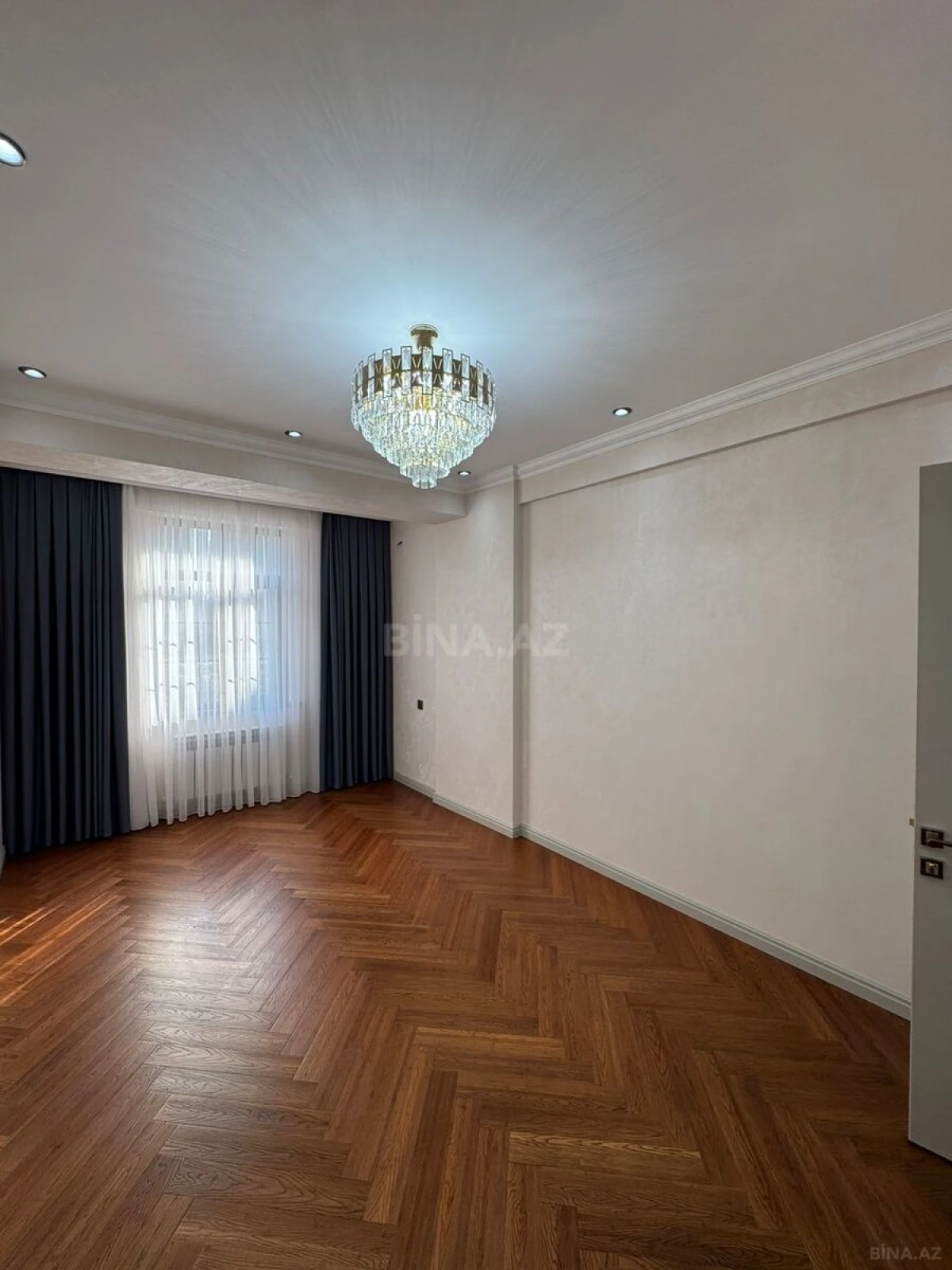 Satılır 3 otaqlı mənzil 138 m²