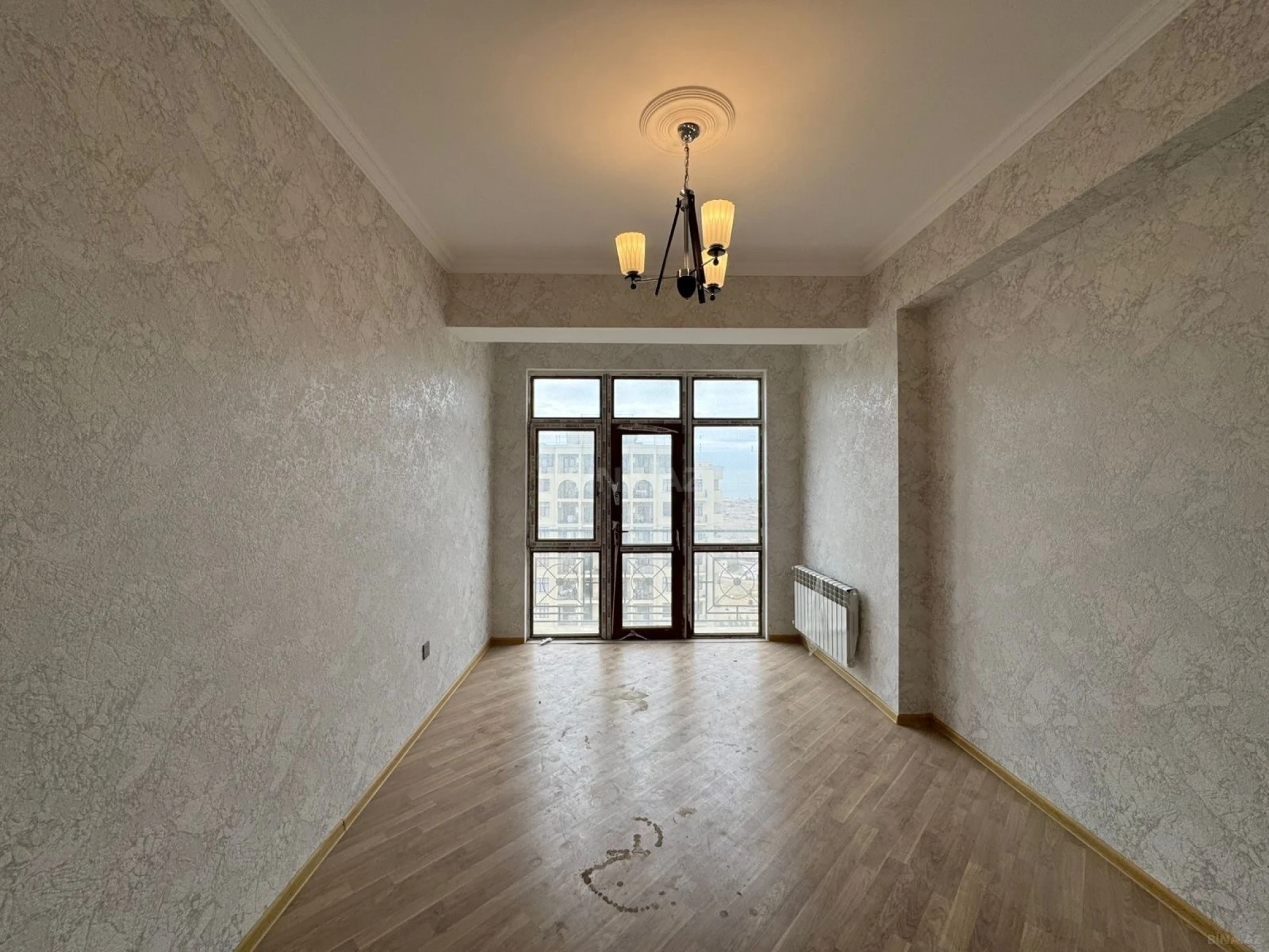 Satılır 4 otaqlı mənzil 134 m²