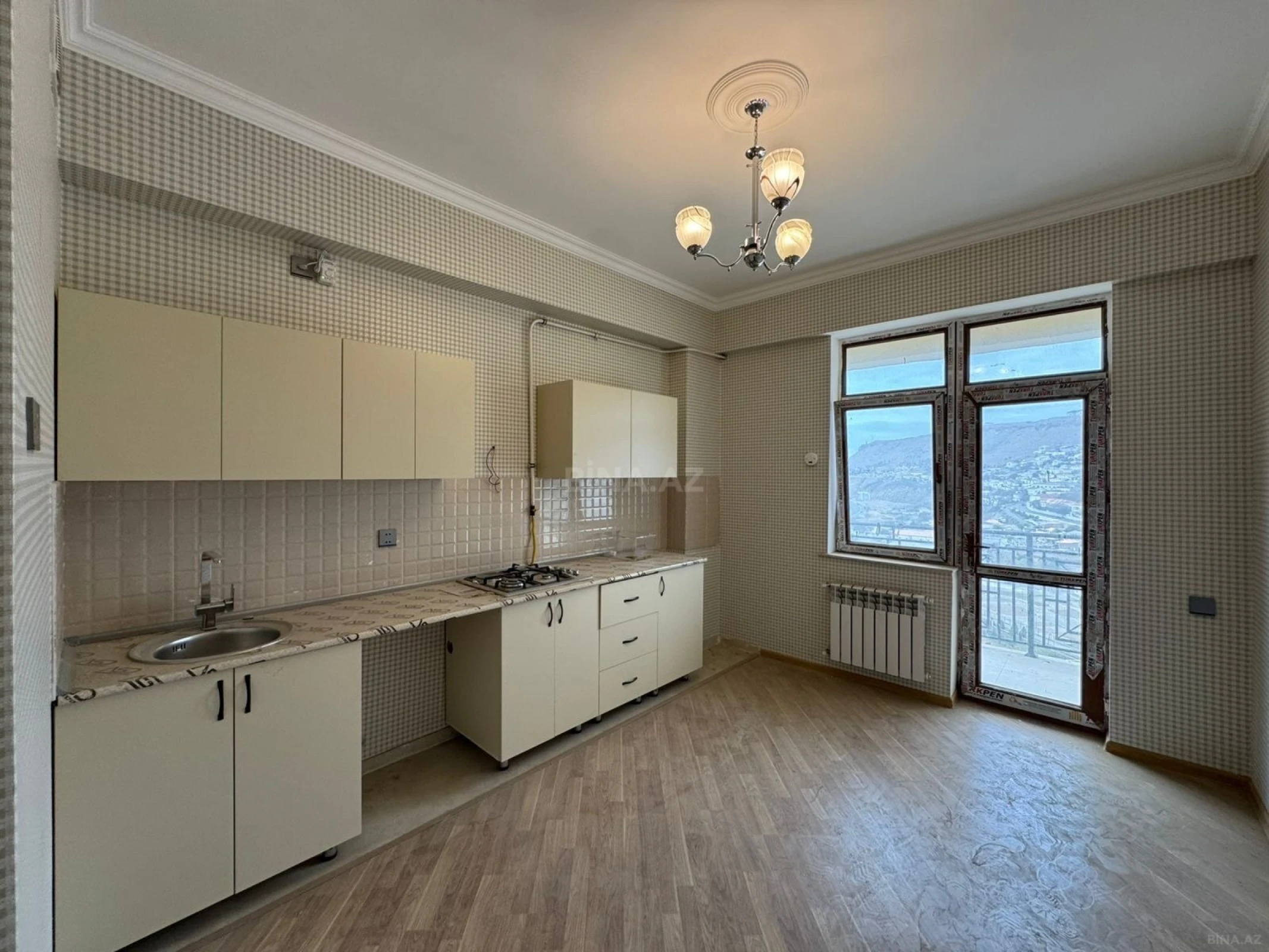 Satılır 4 otaqlı mənzil 134 m²