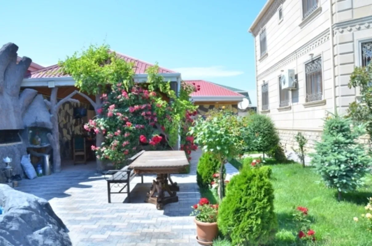 Satılır 6 otaqlı həyət evi 450 m²