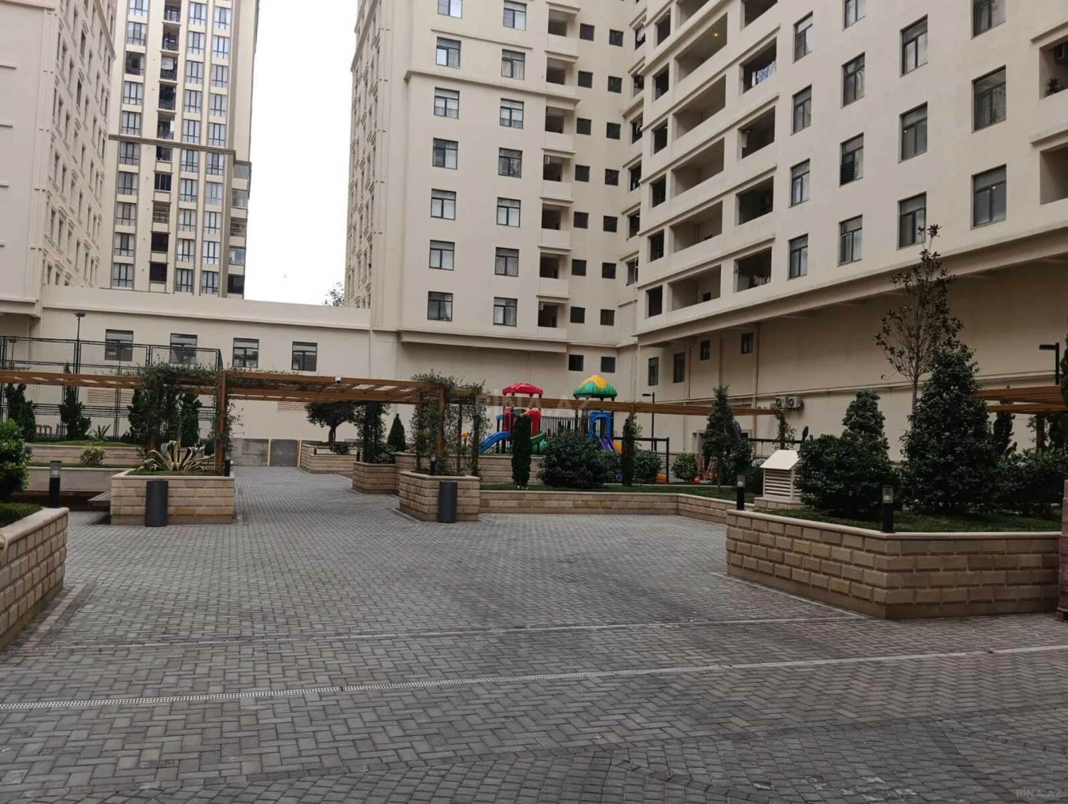 Satılır 3 otaqlı mənzil 135 m²
