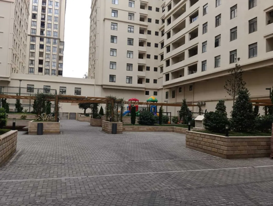 Satılır 3 otaqlı mənzil 135 m²