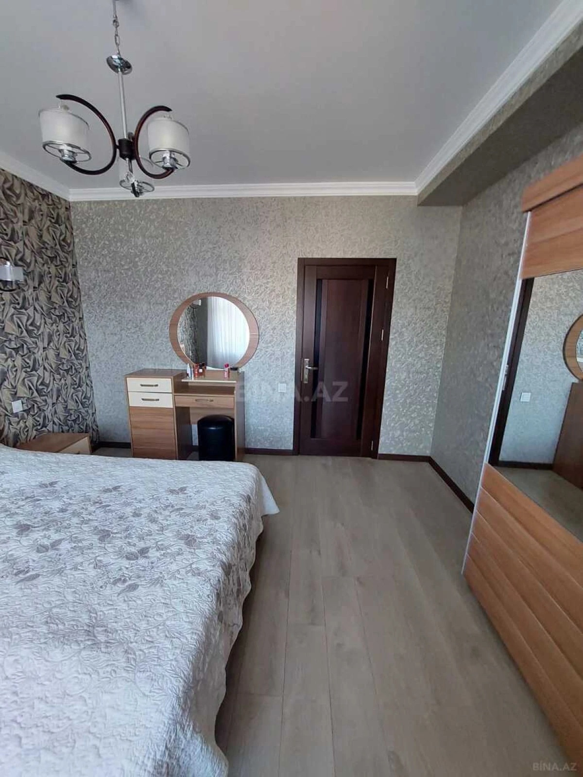 Satılır 4 otaqlı mənzil 120 m²