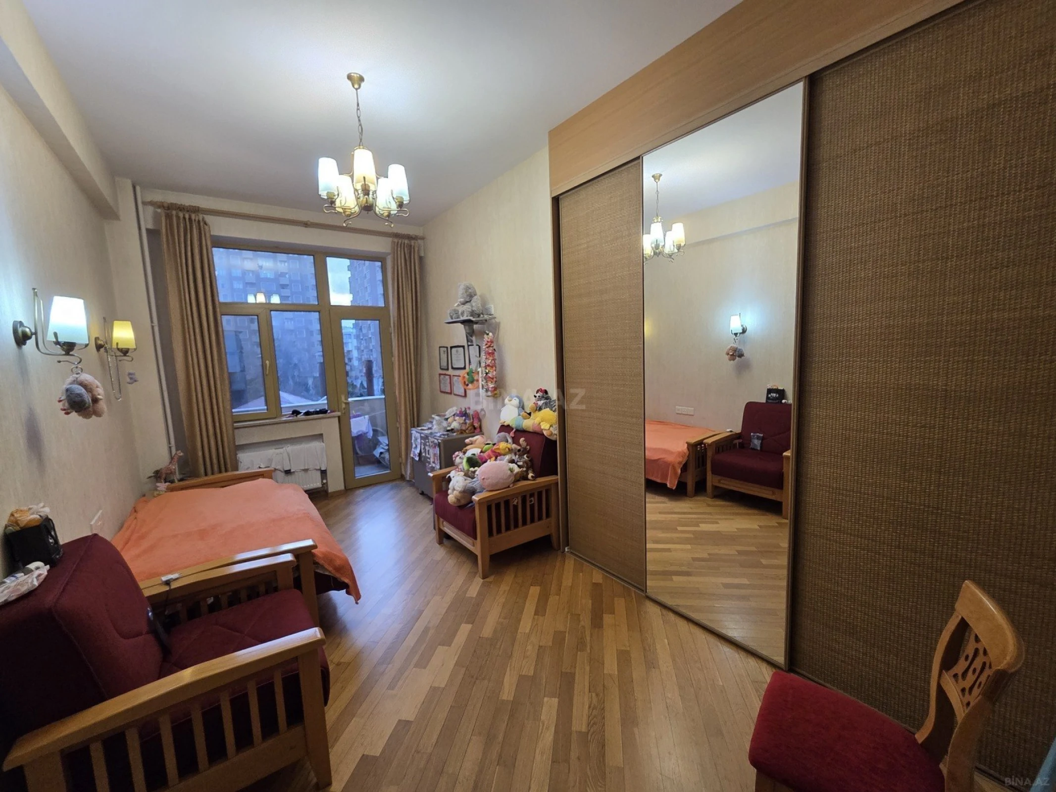 Satılır 4 otaqlı mənzil 155 m²