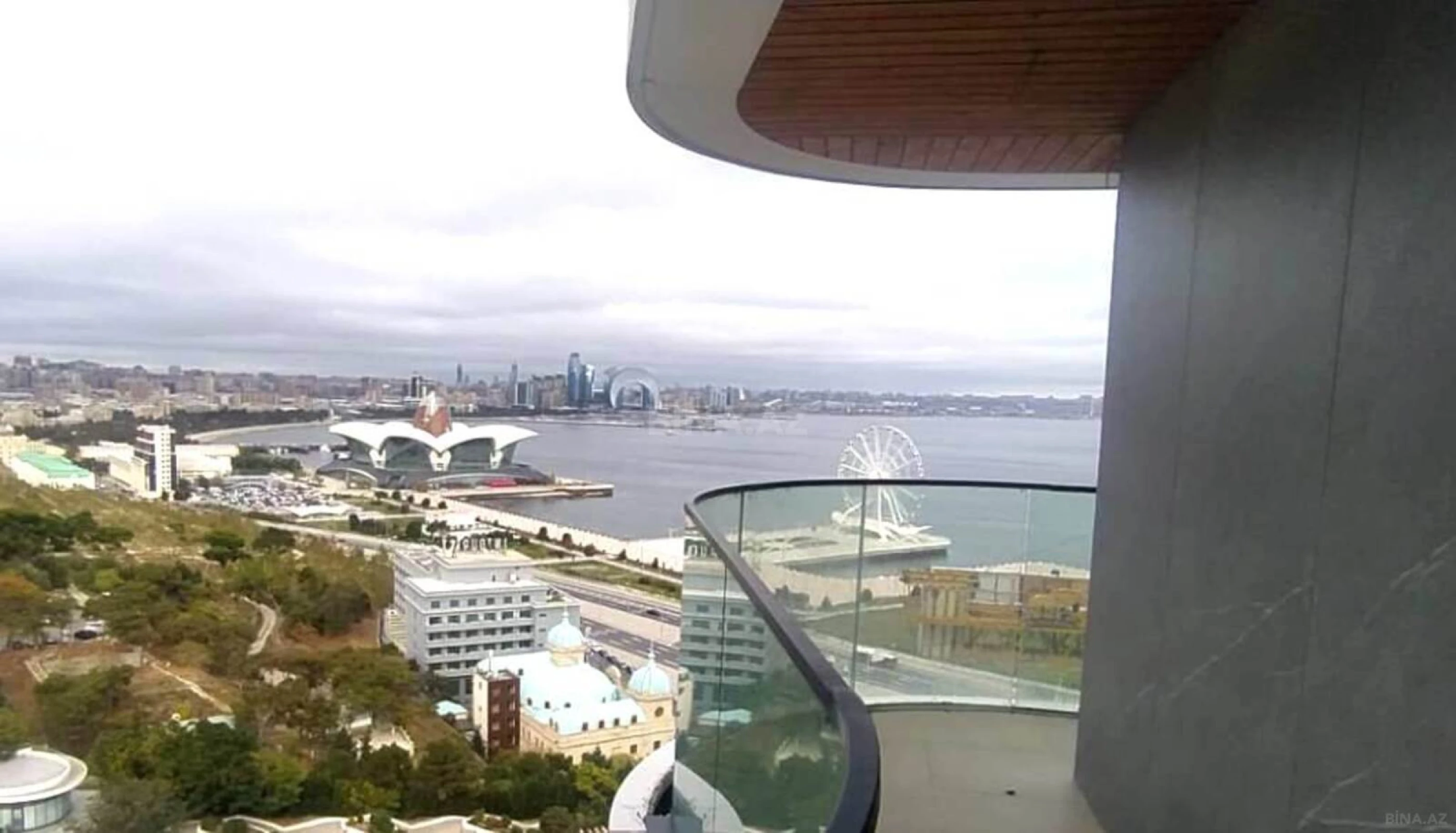 Satılır 8 otaqlı mənzil 445 m²