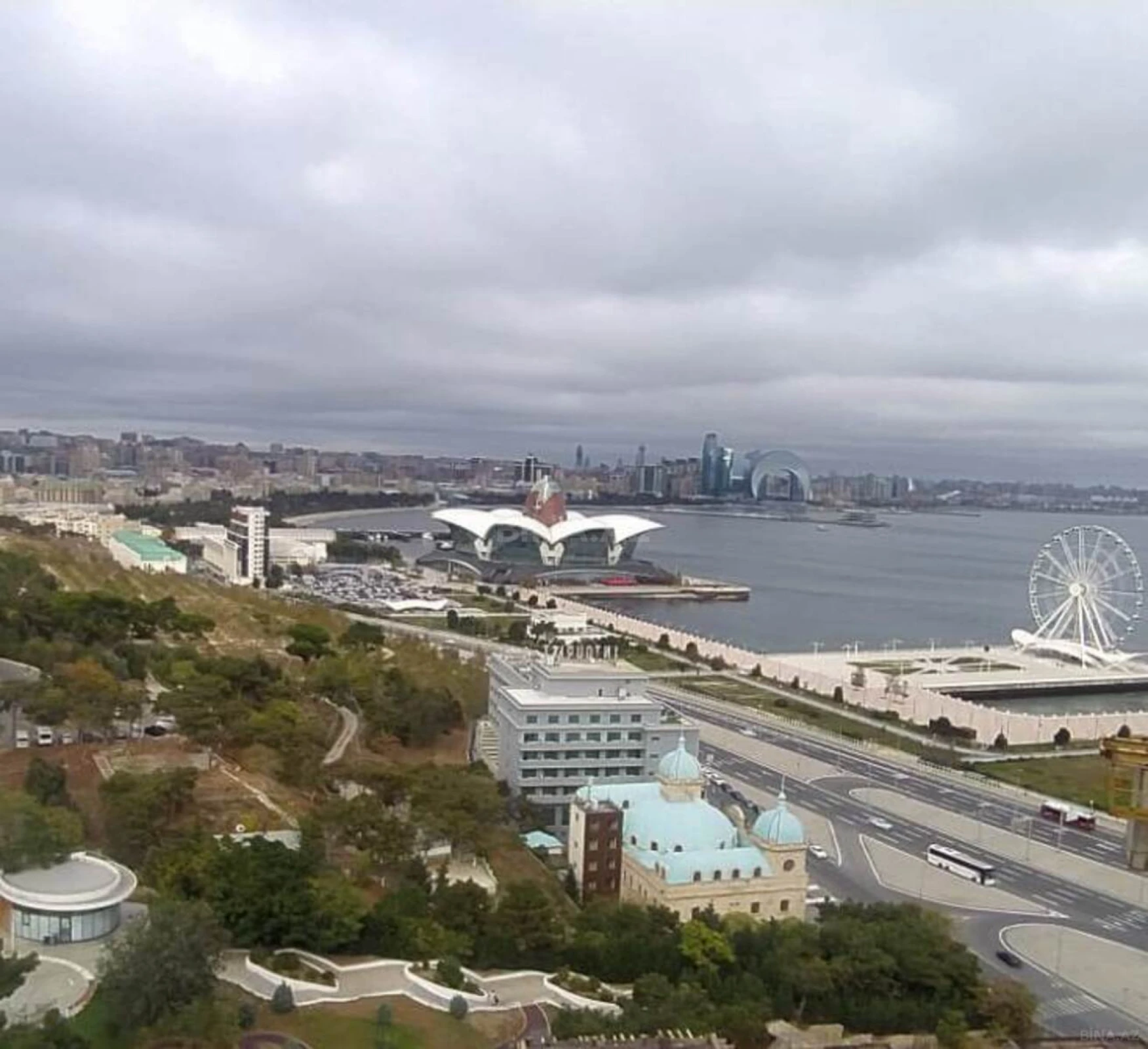 Satılır 8 otaqlı mənzil 445 m²