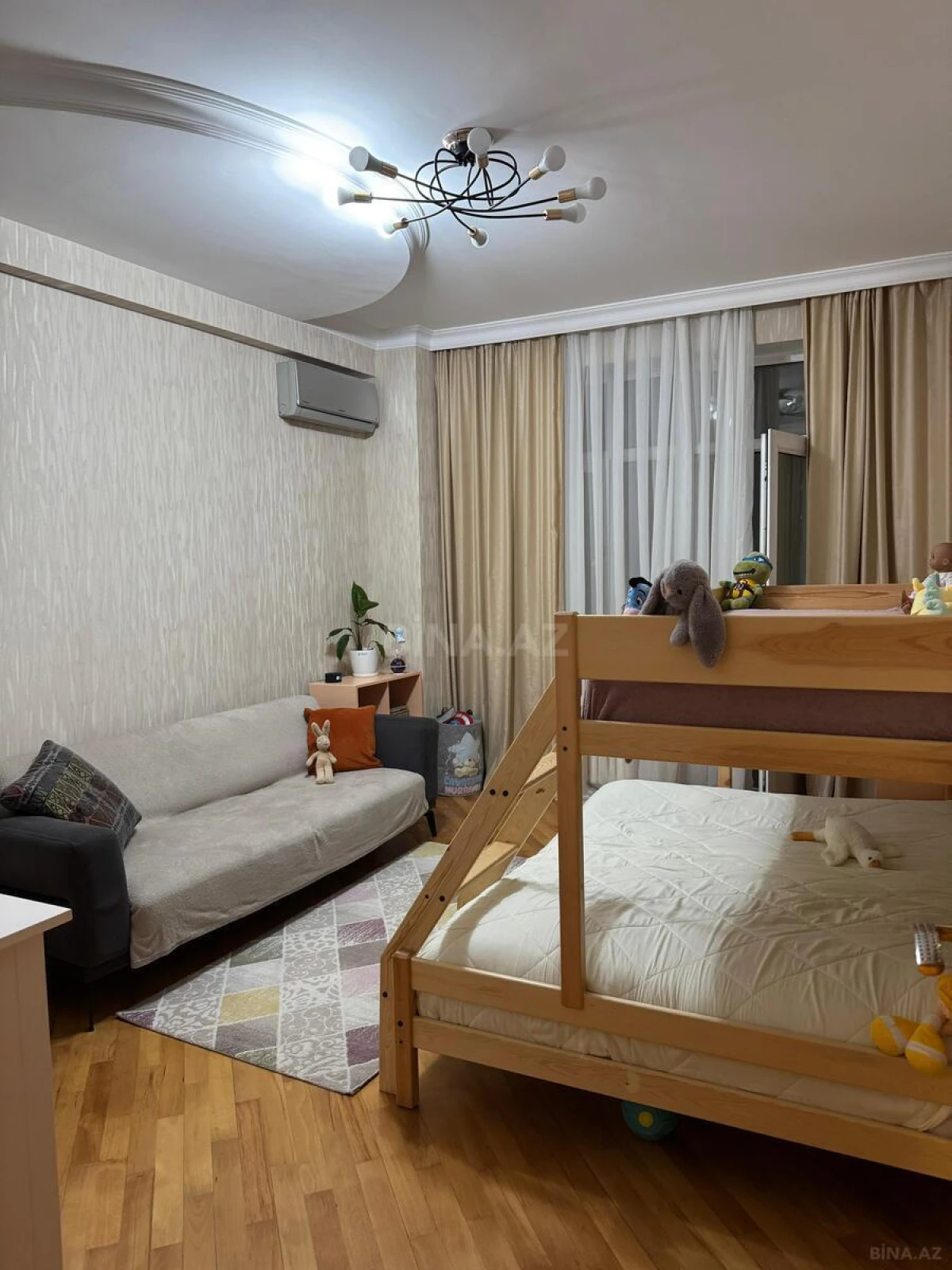 Satılır 3 otaqlı mənzil 140 m²