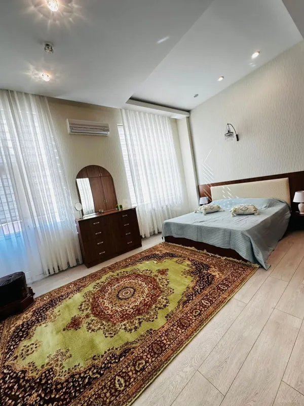 Satılır 3 otaqlı mənzil 130 m²