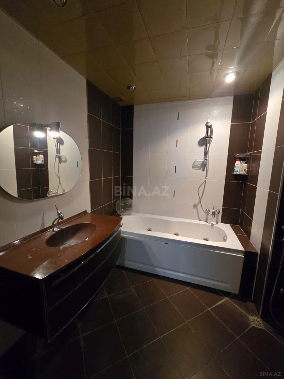 Satılır 4 otaqlı mənzil 143 m²