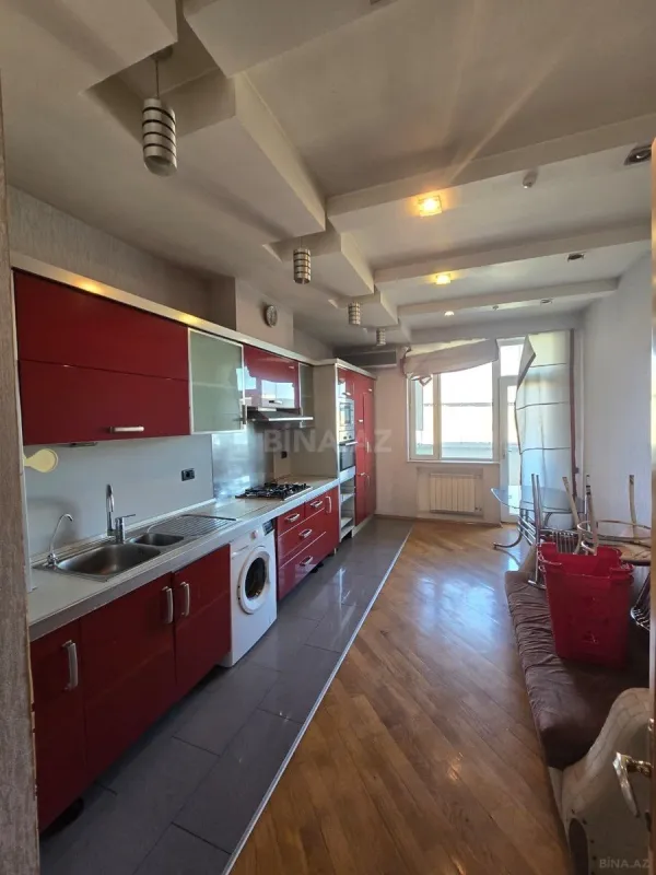 Satılır 4 otaqlı mənzil 143 m²