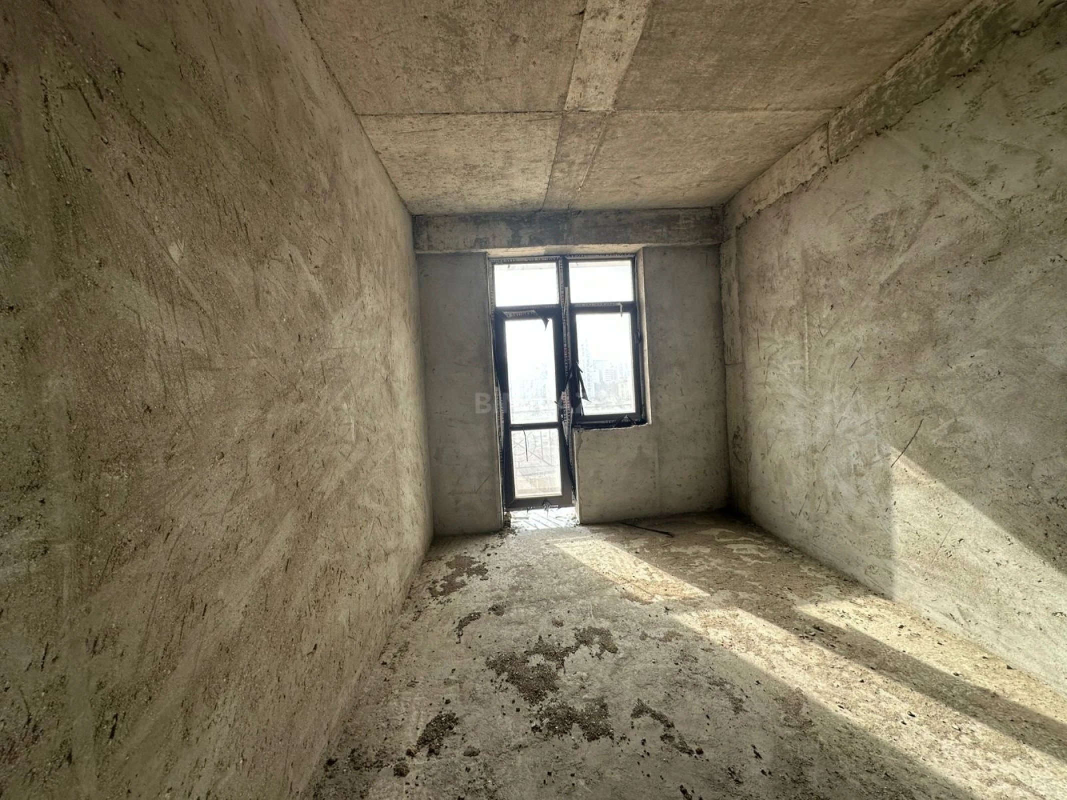 Satılır 4 otaqlı mənzil 186 m²