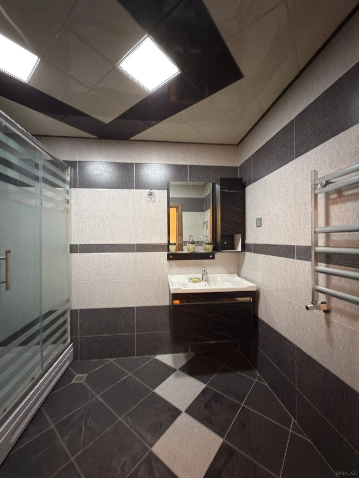 Satılır 3 otaqlı mənzil 134 m²