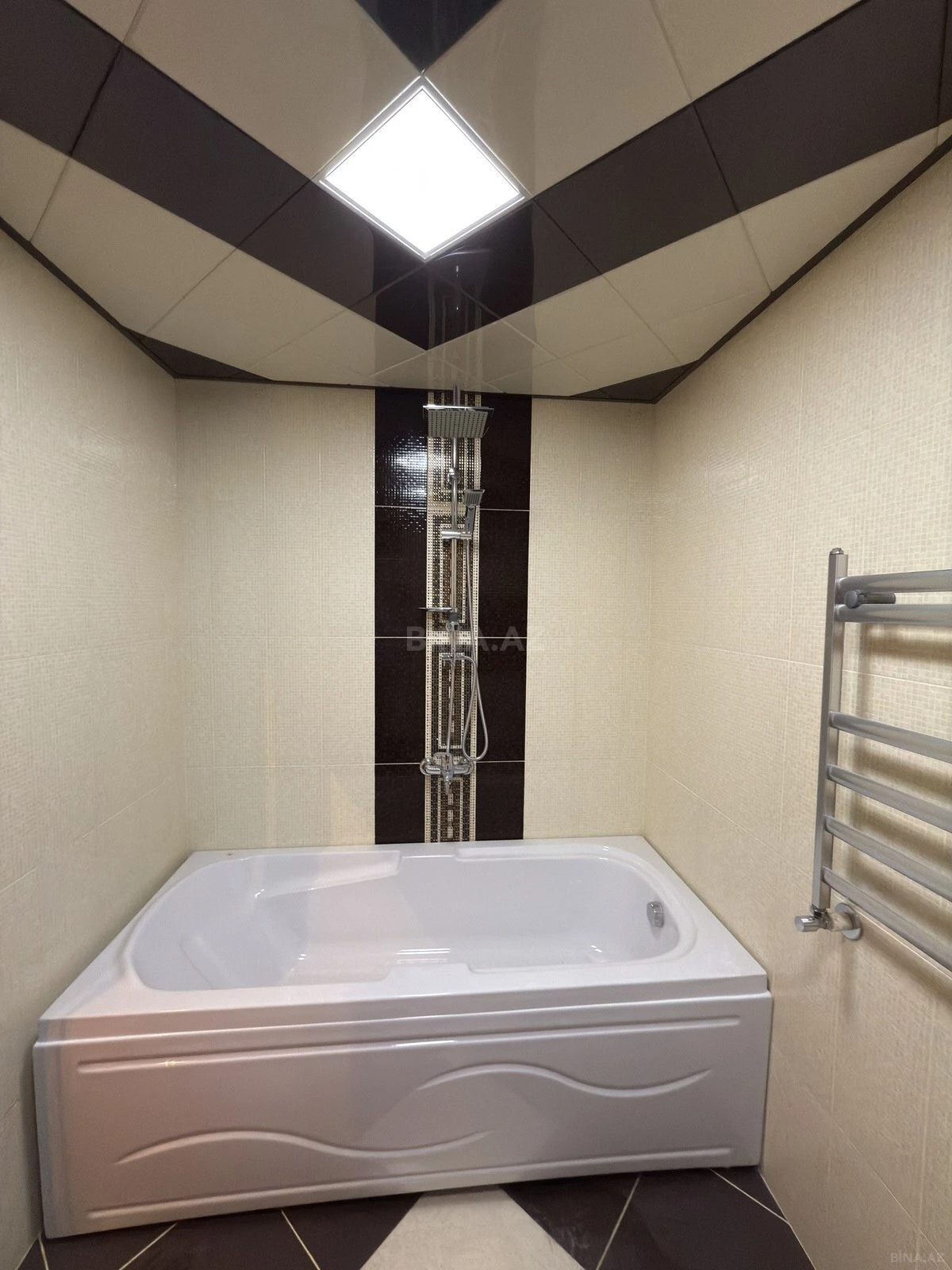 Satılır 3 otaqlı mənzil 134 m²