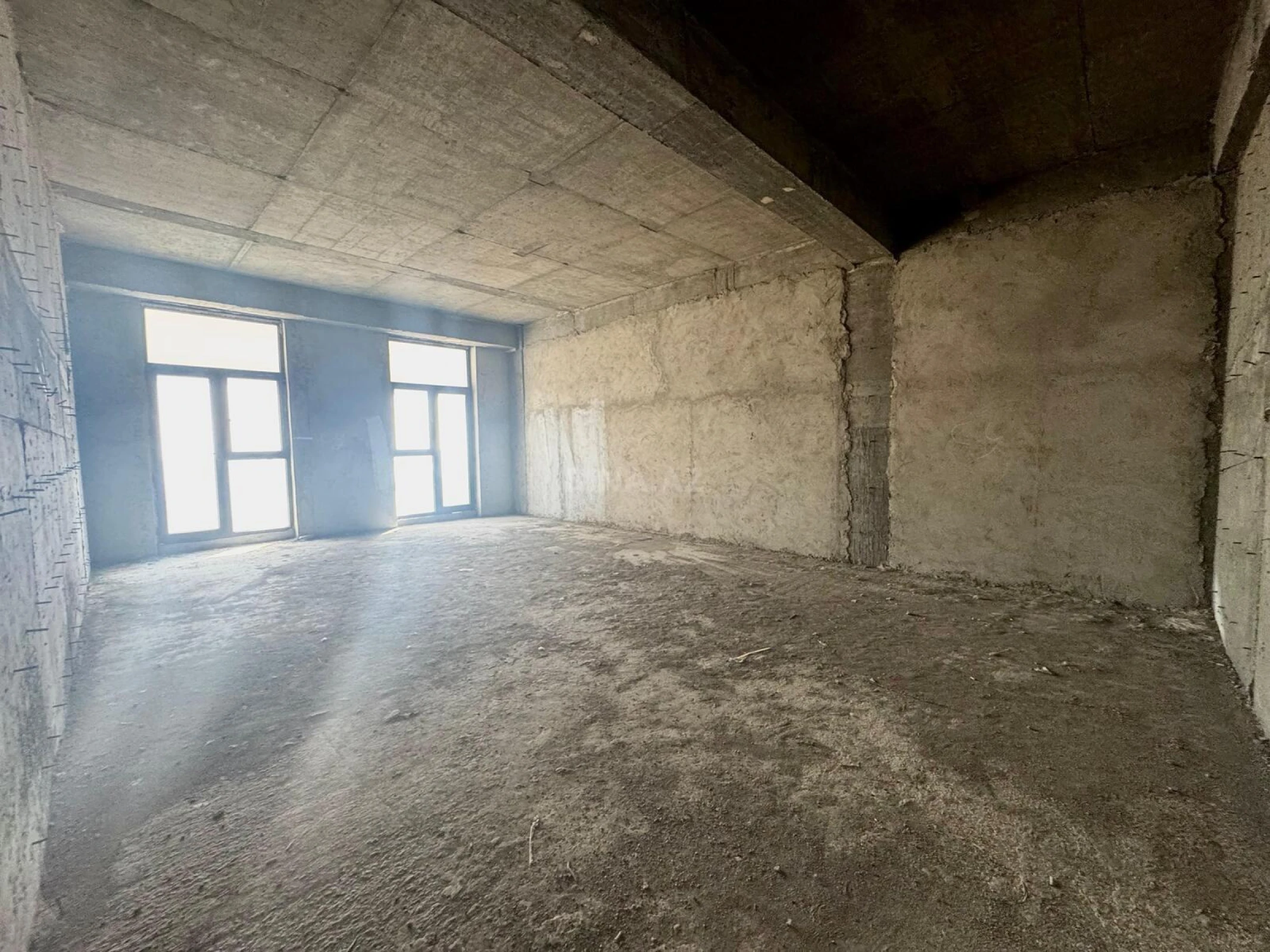 Satılır 5 otaqlı mənzil 295 m²