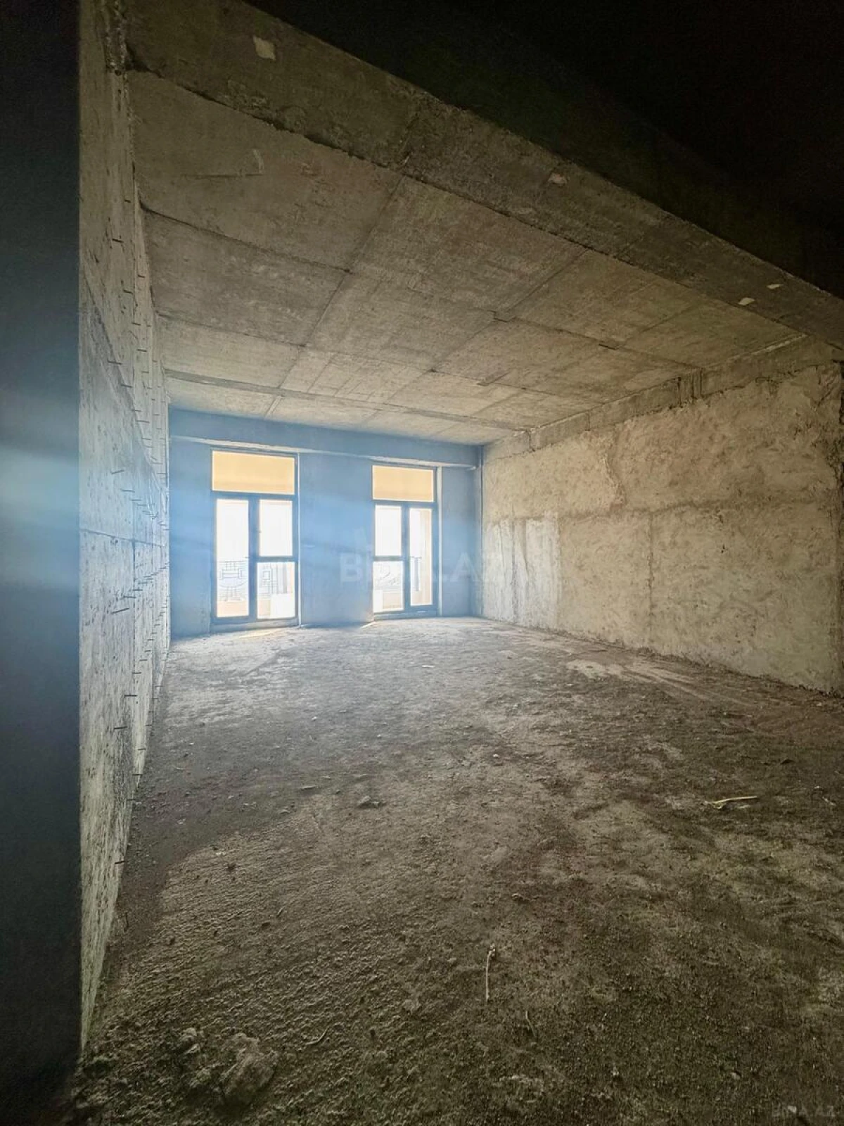 Satılır 5 otaqlı mənzil 295 m²