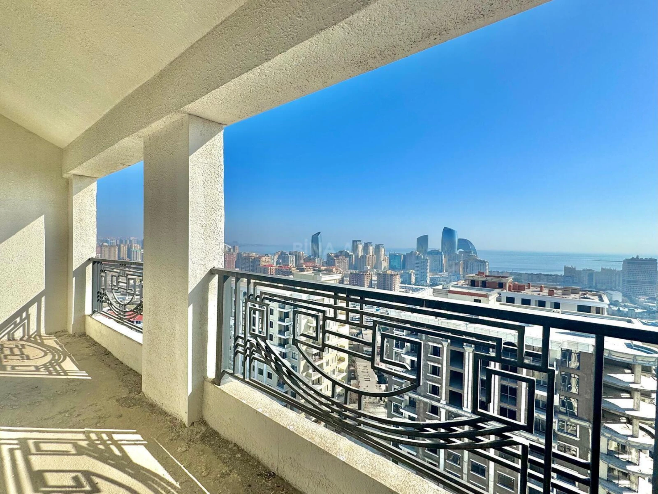 Satılır 5 otaqlı mənzil 295 m²