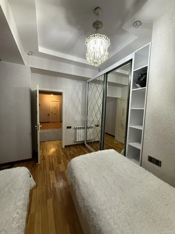 Kirayə verilir 2 otaqlı mənzil 90 m²