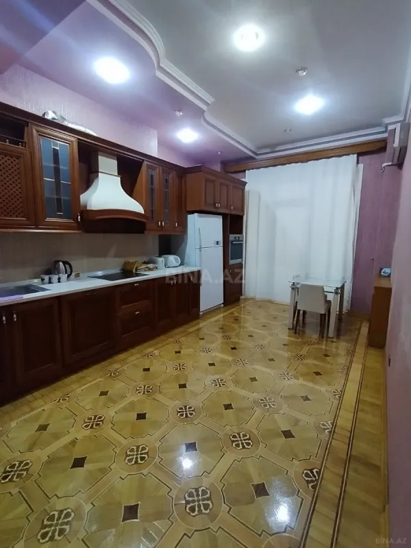 Kirayə verilir 4 otaqlı mənzil 240 m²