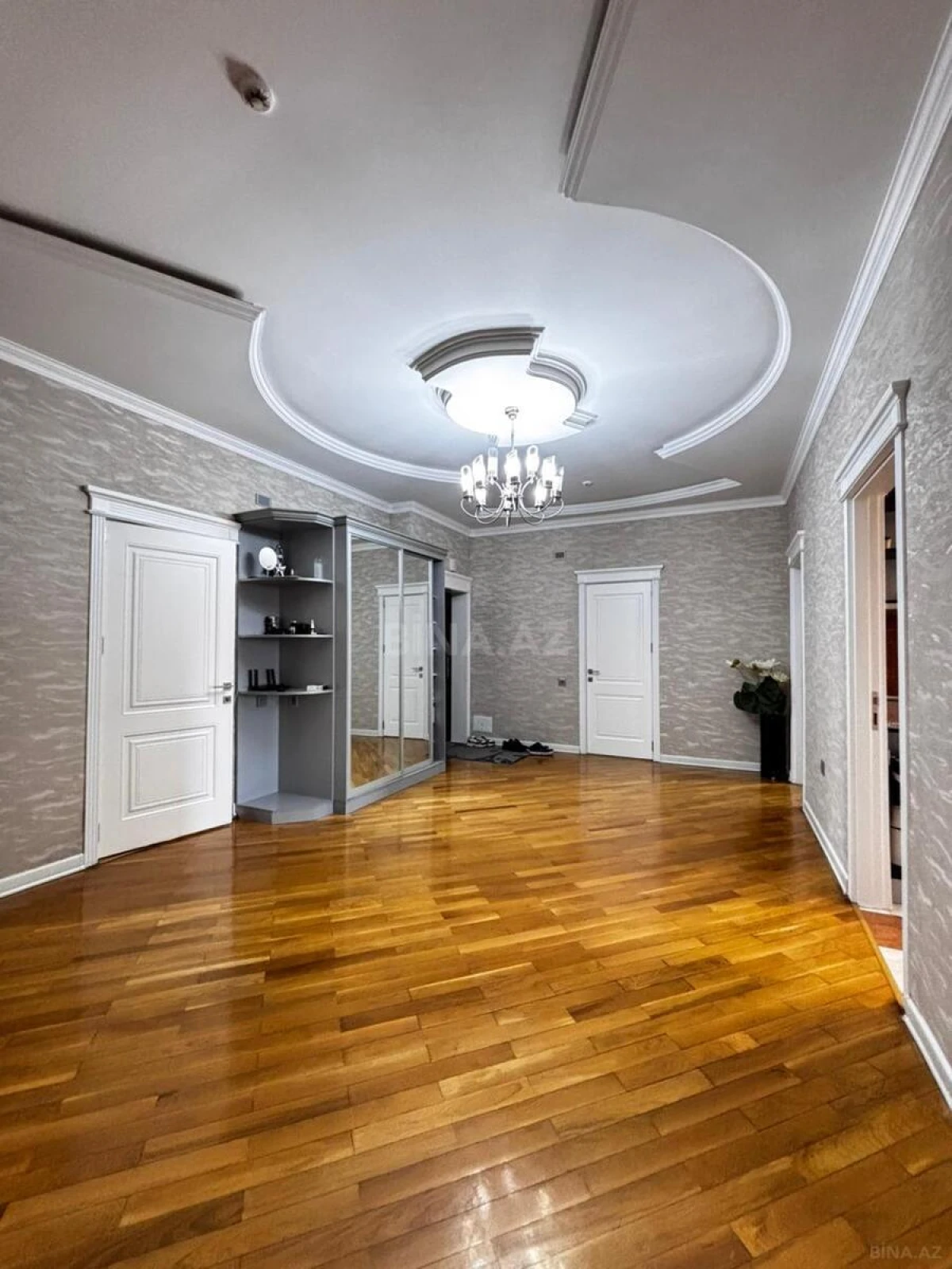 Satılır 4 otaqlı mənzil 151 m²