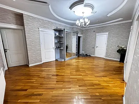 Satılır 4 otaqlı mənzil 151 m²