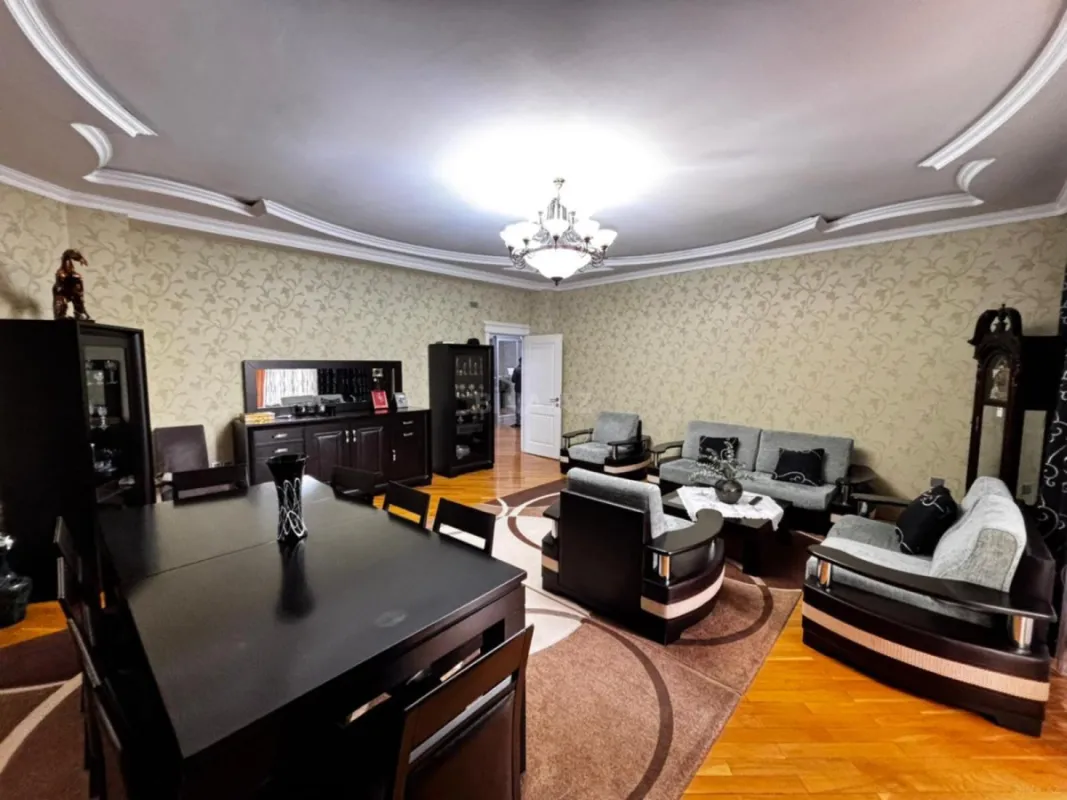 Satılır 4 otaqlı mənzil 151 m²