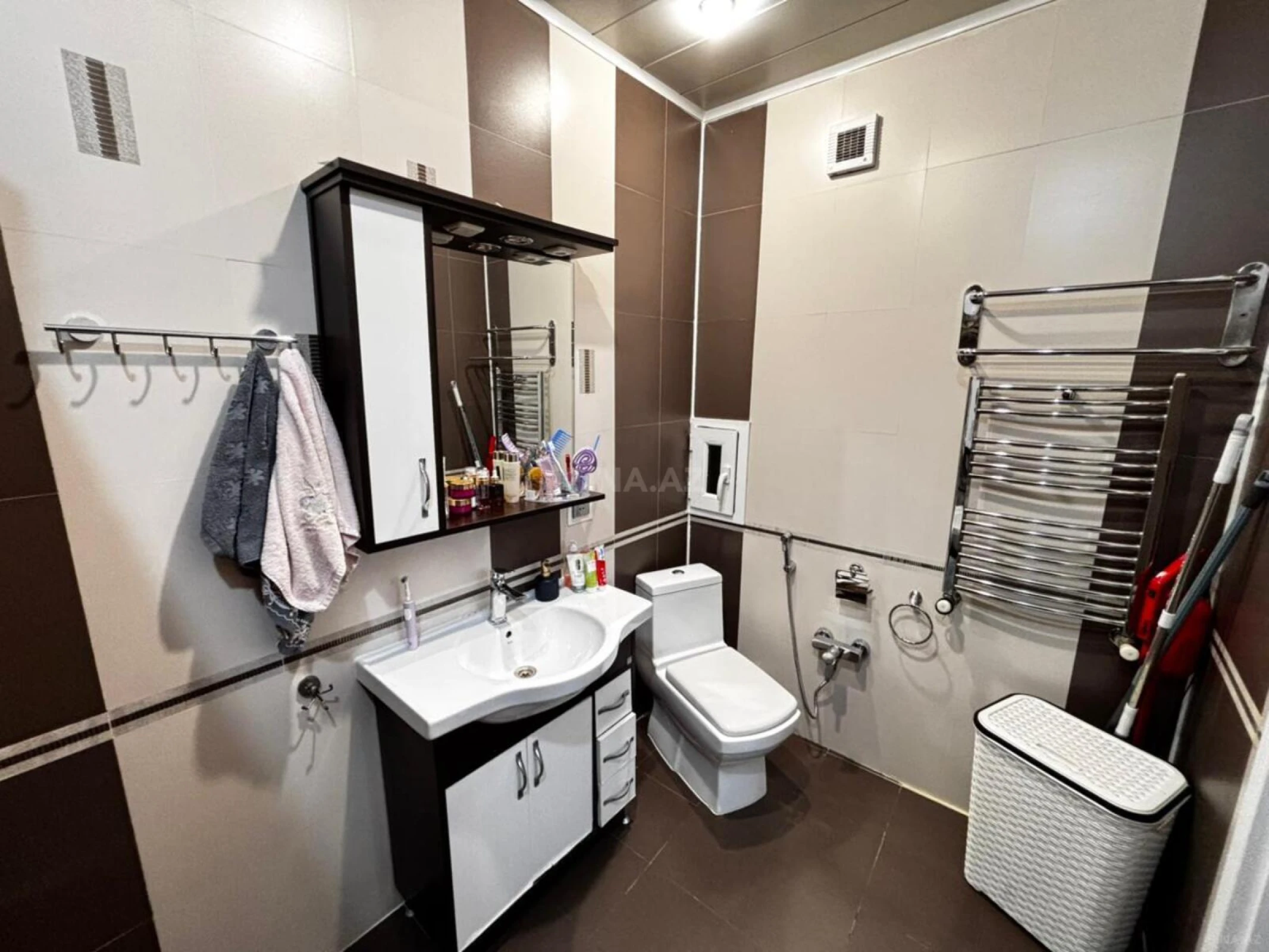 Satılır 4 otaqlı mənzil 151 m²