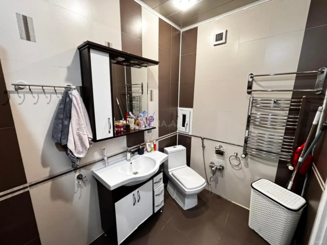 Satılır 4 otaqlı mənzil 151 m²