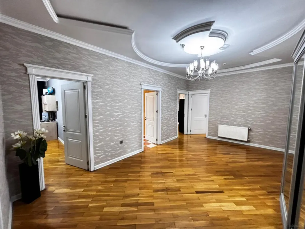 Satılır 4 otaqlı mənzil 151 m²