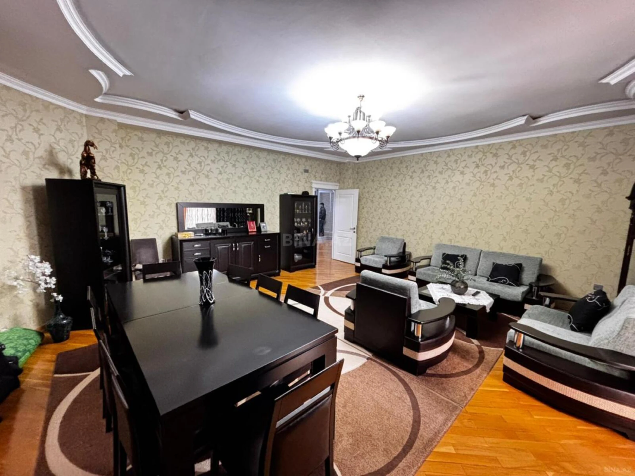 Satılır 4 otaqlı mənzil 151 m²