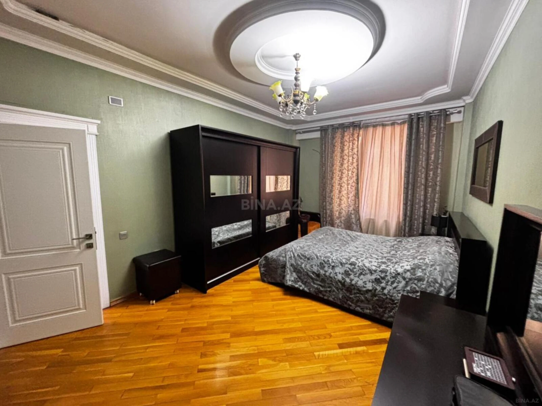 Satılır 4 otaqlı mənzil 151 m²