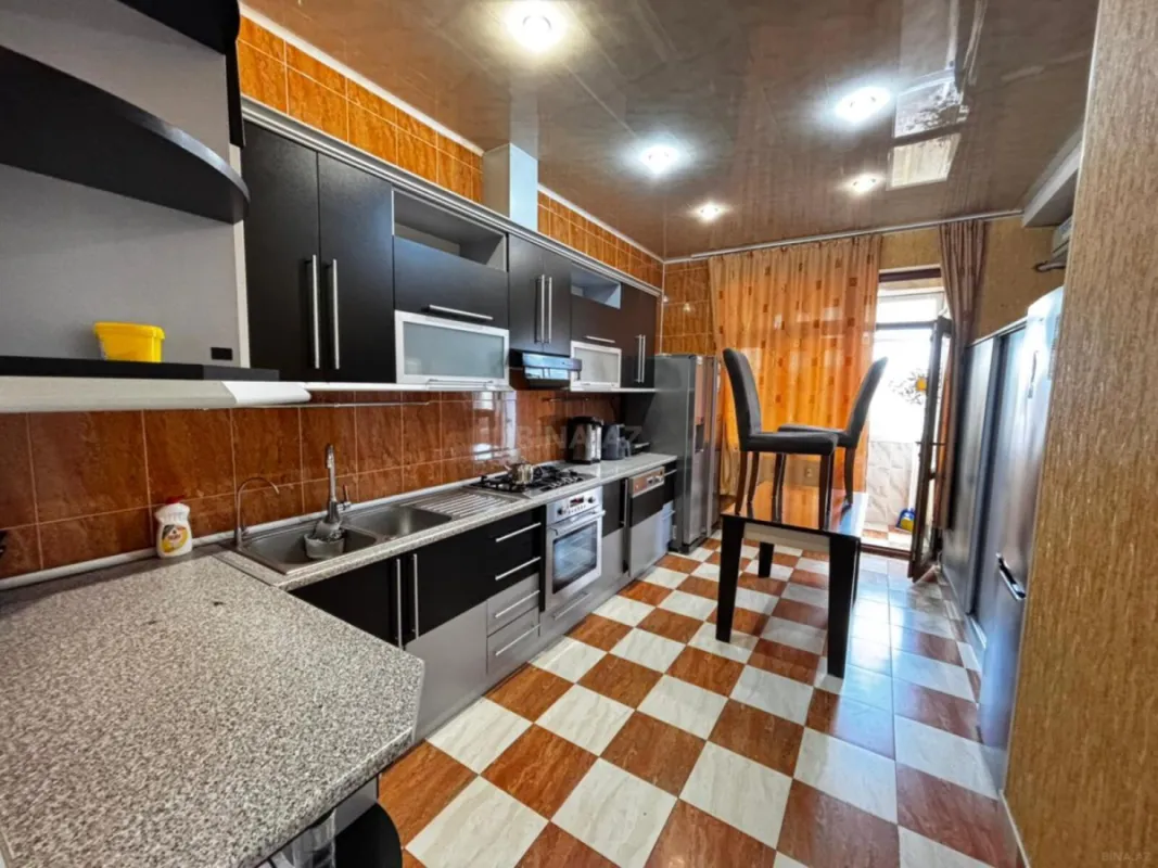 Satılır 4 otaqlı mənzil 151 m²