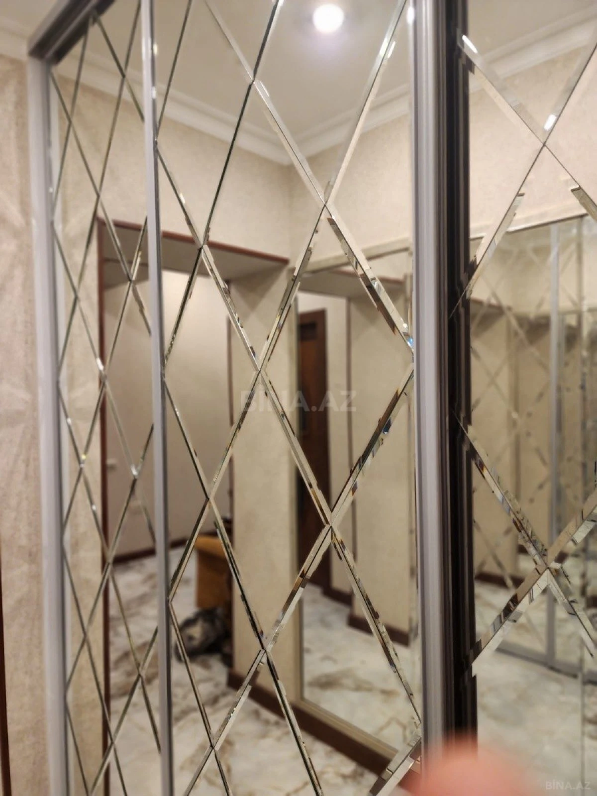 Satılır 5 otaqlı mənzil 200 m²