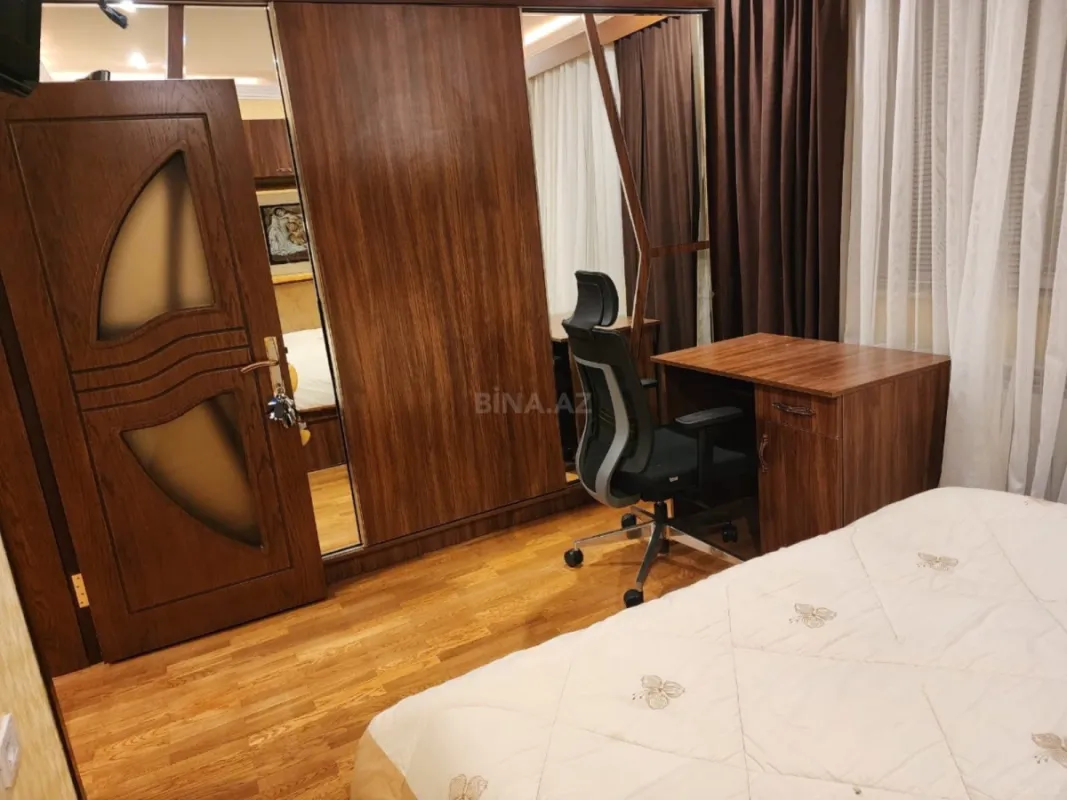 Satılır 5 otaqlı mənzil 200 m²