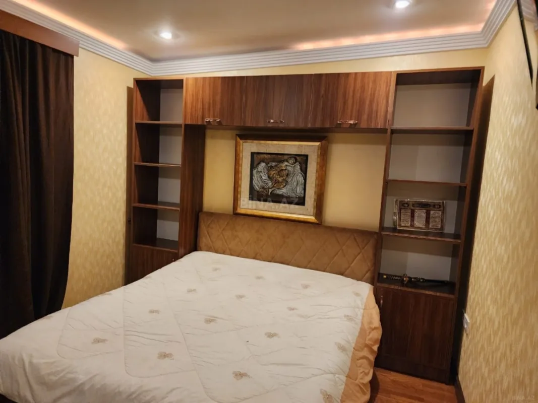 Satılır 5 otaqlı mənzil 200 m²