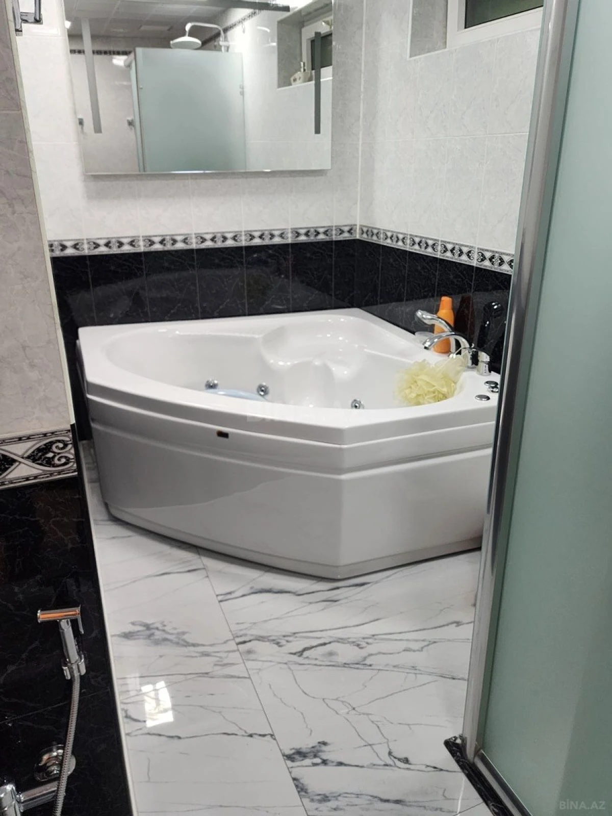 Satılır 5 otaqlı mənzil 200 m²