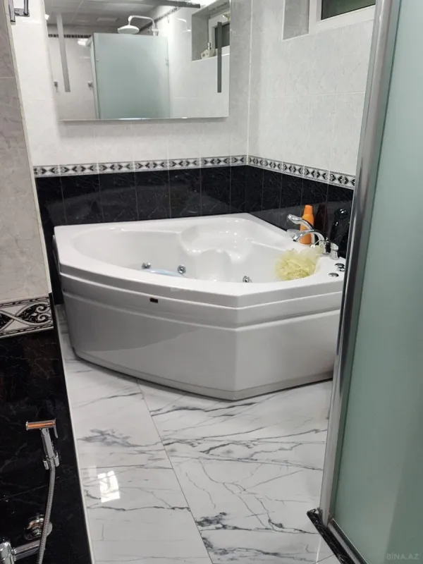 Satılır 5 otaqlı mənzil 200 m²