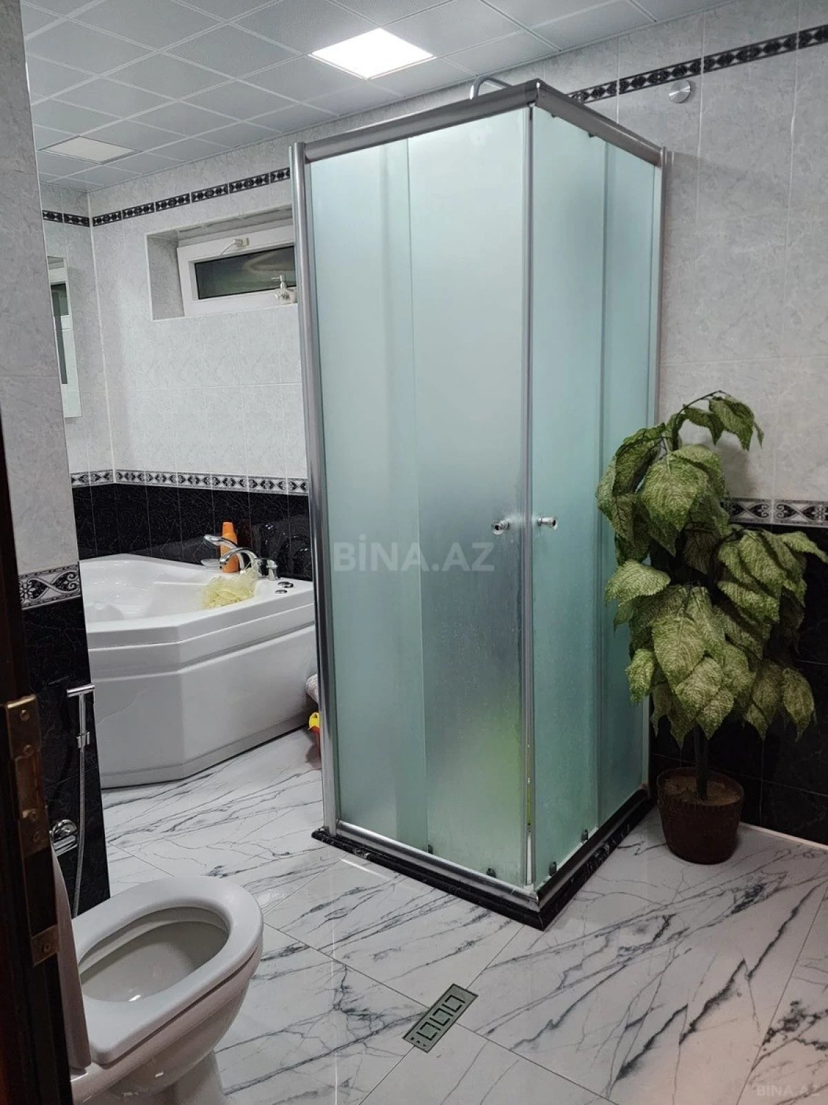 Satılır 5 otaqlı mənzil 200 m²