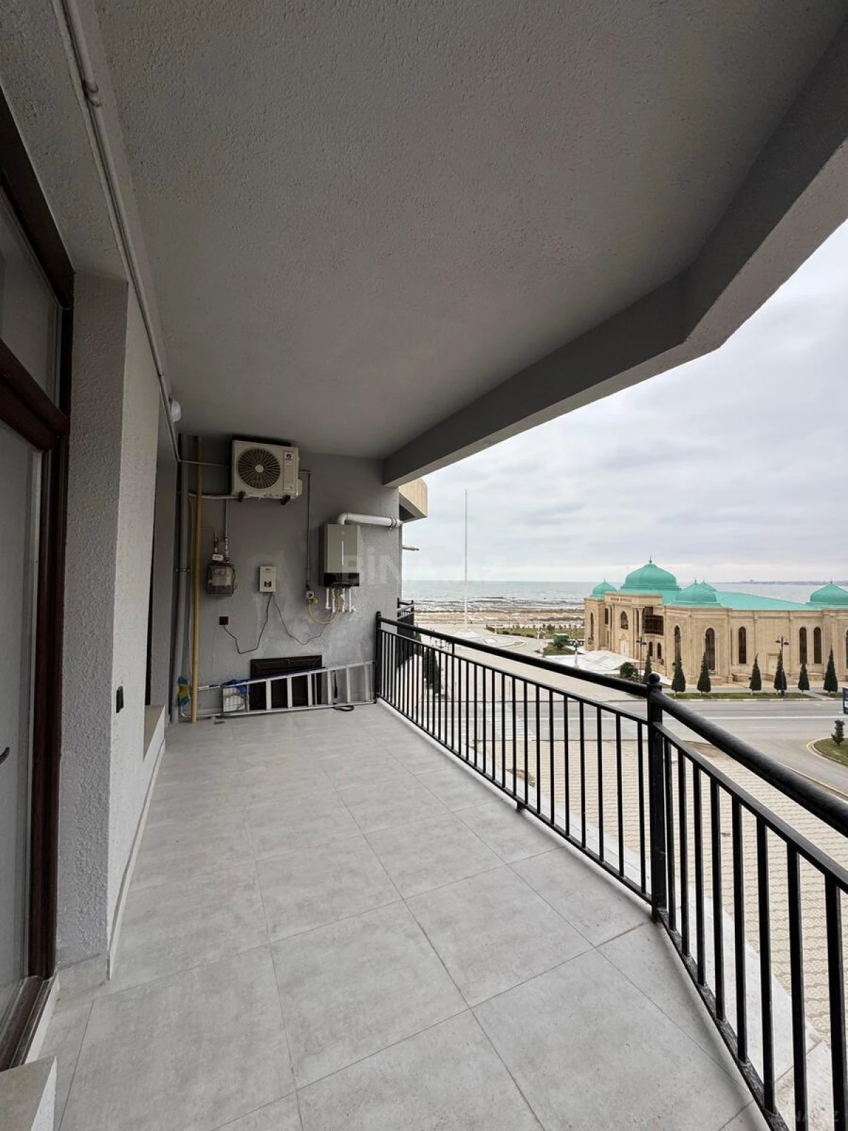 Satılır 2 otaqlı mənzil 92 m²