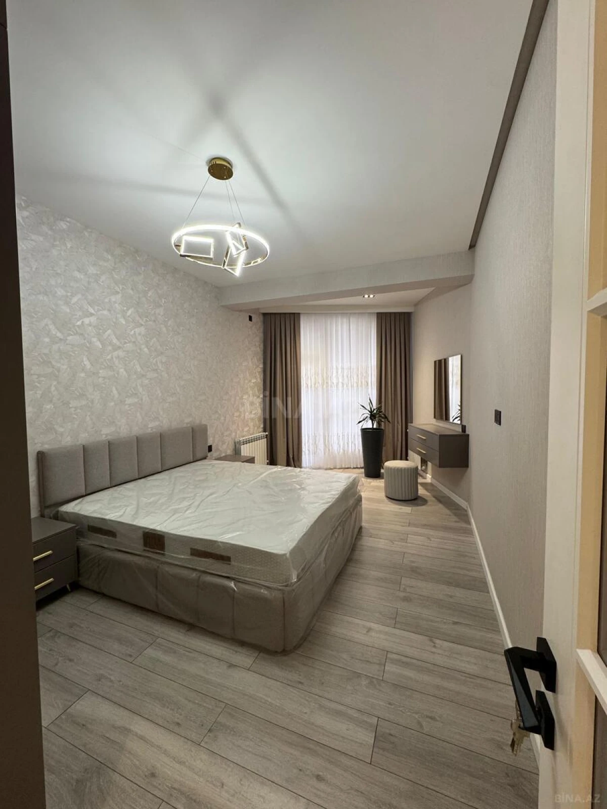 Satılır 2 otaqlı mənzil 92 m²