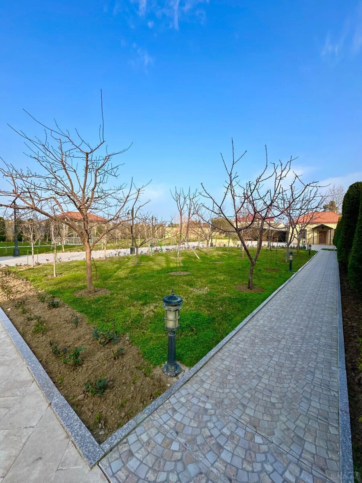 Kirayə verilir 6 otaqlı həyət evi 400 m²