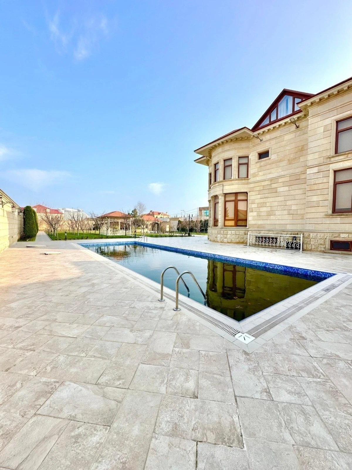 Kirayə verilir 6 otaqlı həyət evi 400 m²