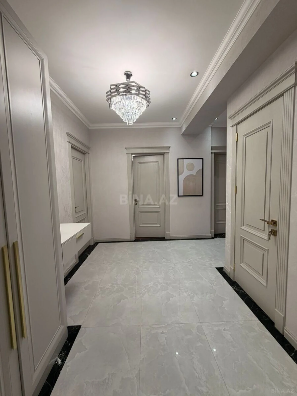 Satılır 3 otaqlı mənzil 138 m²